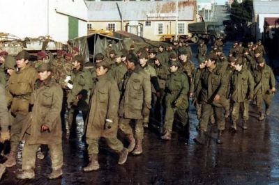 Sacerdote que estuvo en Malvinas bendice diplomas a veteranos