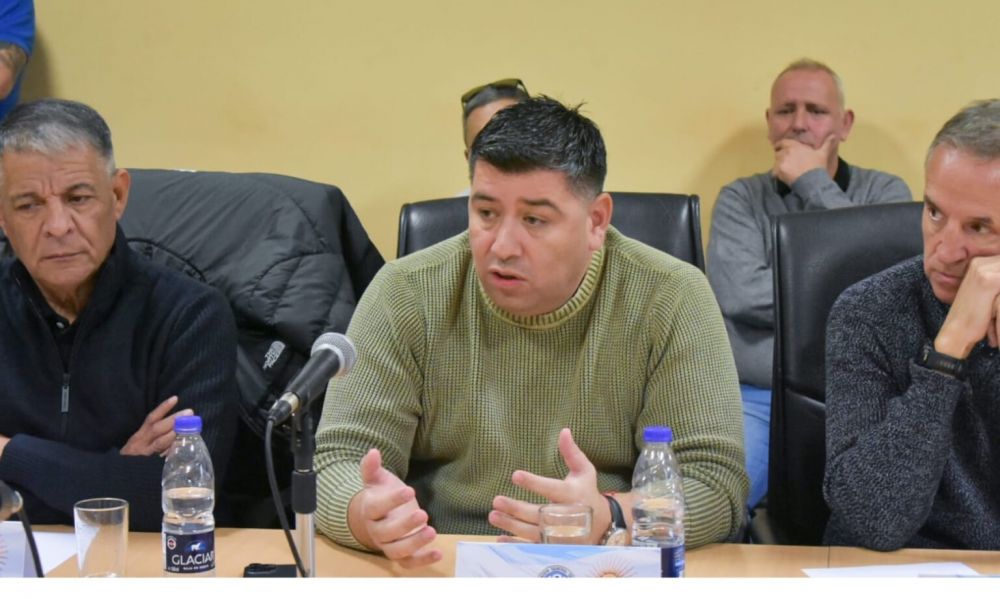 Tras un raid del triunvirato con las CTA, las Confederaciones y dirigentes combativos, la CGT se re�ne para definir su estrategia contra la gesti�n libertaria