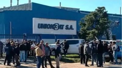 Denuncian 100 despidos en una f�brica de bater�as de Gualeguaych� y alertan por un intento de flexibilizaci�n laboral