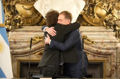 Santilli asumi� como jefe de gabinete con Adorni en primera fila, un fuerte apoyo del PRO y de los gobernadores �amigos�
