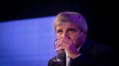 Luis Caputo defiende la suba de tarifas, pero interviene y acumula una deuda millonaria con energ�ticas para salvar el super�vit