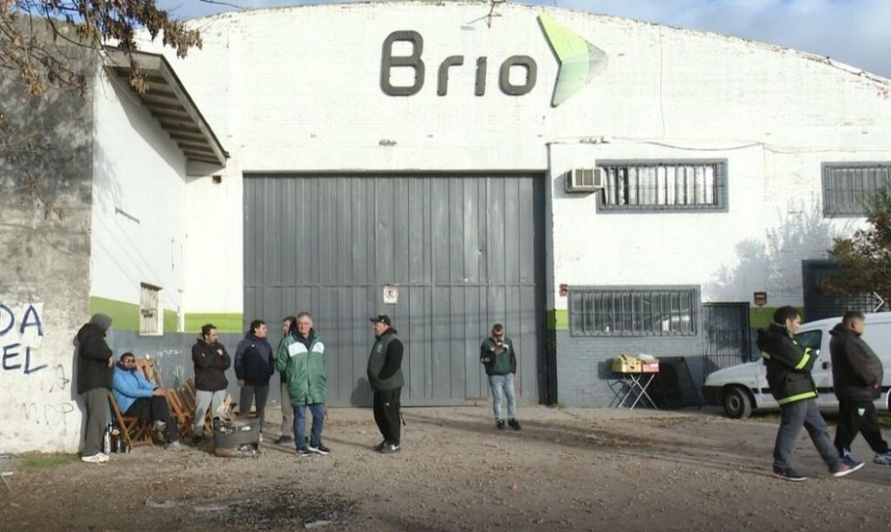 Denuncian dos centenares de despidos en la empresa Expreso Br�o: �Nos presentamos a trabajar y nos encontramos con el port�n cerrado�