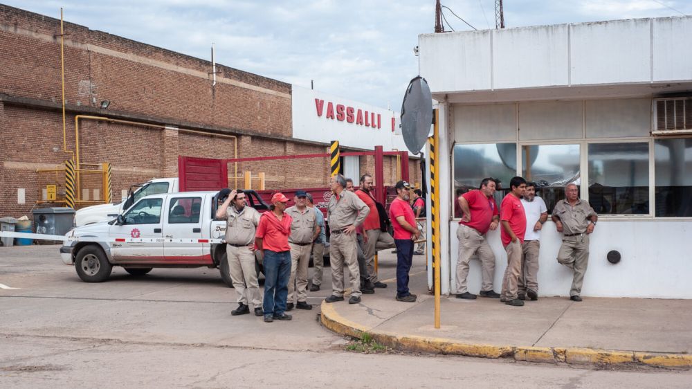Con un pago de $100 mil y una promesa a futuro, trabajadores de Vassalli aceptaron terminar una cosechadora para que la f�brica tenga ingresos