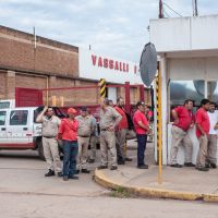 Con un pago de $100 mil y una promesa a futuro, trabajadores de Vassalli aceptaron terminar una cosechadora para que la f�brica tenga ingresos