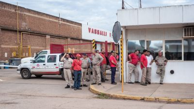 Con un pago de $100 mil y una promesa a futuro, trabajadores de Vassalli aceptaron terminar una cosechadora para que la f�brica tenga ingresos