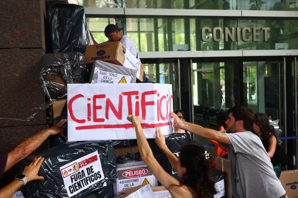 La �nica salida que el laberinto de Milei les propone a los j�venes investigadores