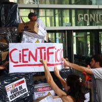 La �nica salida que el laberinto de Milei les propone a los j�venes investigadores