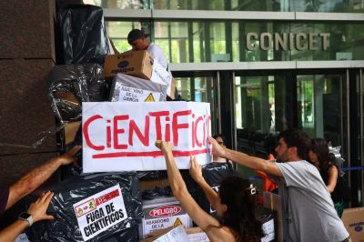 La �nica salida que el laberinto de Milei les propone a los j�venes investigadores