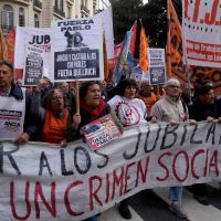 Infierno tarifario: jubilados que sobreviven en el fr�o polar y juntan firmas para visibilizar su situaci�n