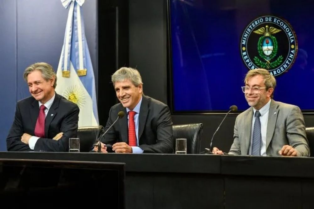 Blindaje al d�lar: Toto Caputo cubrir� los vencimientos de 2027 con deuda local, privatizaciones y bancos