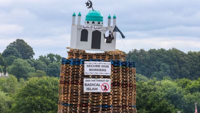 Detienen a un hombre tras colocar una maqueta de una mezquita en lo alto de una hoguera
