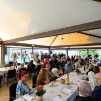 El Papa almuerza con los pobres: la fragilidad fortalece las comunidades