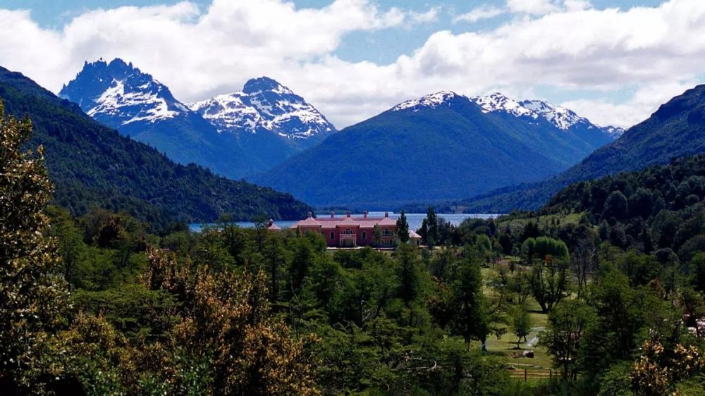 En medio del frenes� nacionalista por el partido contra Inglaterra, el Gobierno avanza con la extranjerizaci�n de las tierras