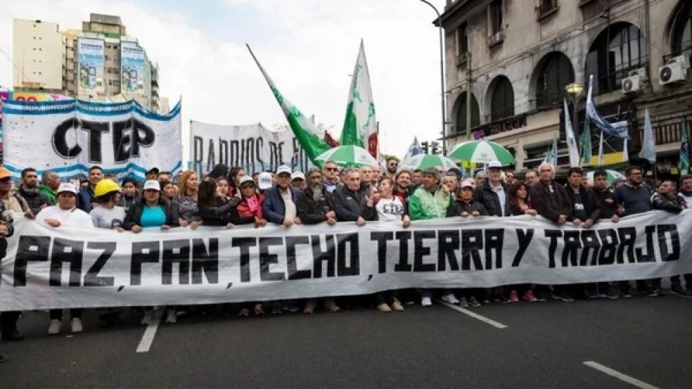 Los movimientos sociales activan un plan de lucha con piquetes y una marcha federal contra el cierrel del volver al trabajo
