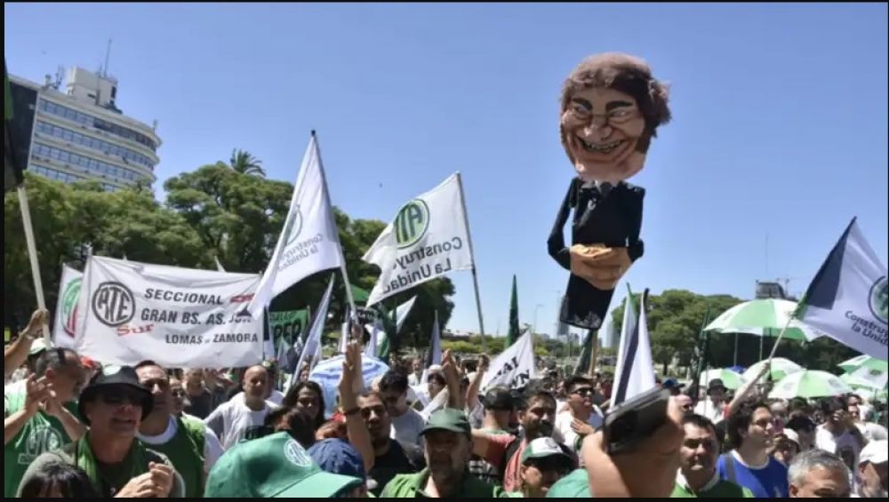 El Frente de Gremios Estatales marcha con las centrales obreras: �El gobierno desguaza el rol social del Estado�