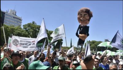 El Frente de Gremios Estatales marcha con las centrales obreras: �El gobierno desguaza el rol social del Estado�