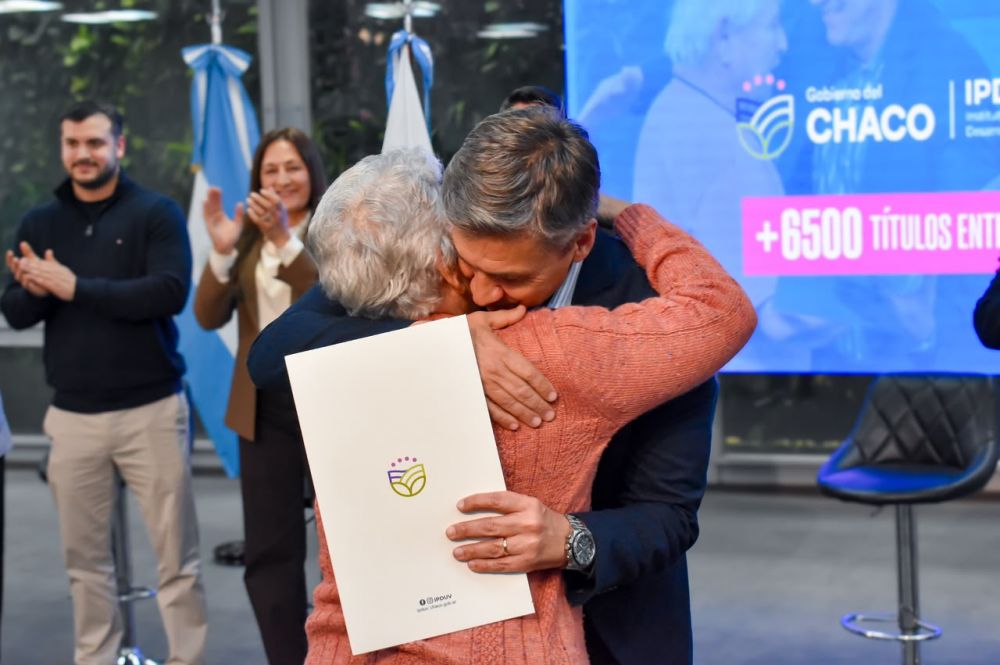 El gobernador Zdero entreg� 50 tpitulos de propiedad a familias de Resistencia que esperaron m�s de 45 a�os