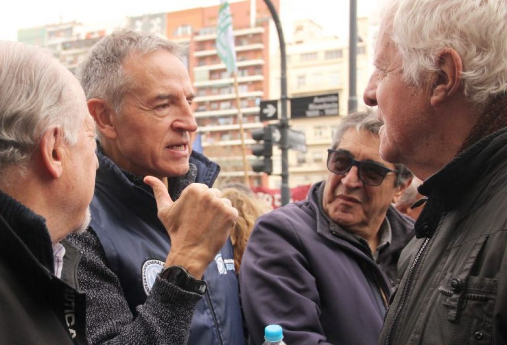 La CGT march� junto a los jubilados y Jorge Sola anticip� la marcha federal y apunt� contra el Gobierno: �Es un proyecto econ�mico de exclusi�n de una gran cantidad de gente�