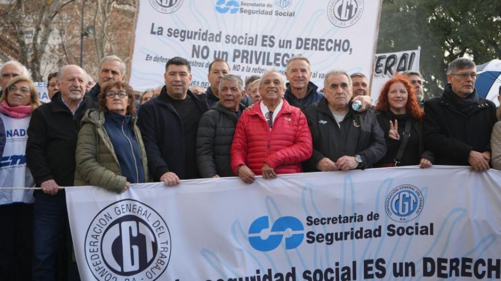 La CGT se moviliz� con jubilados y advirti�: �Ning�n proyecto de pa�s puede construirse sobre el sacrificio de la clase trabajadora�