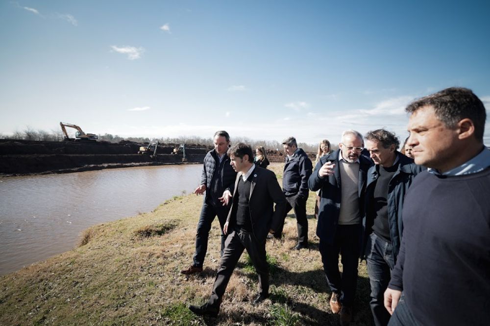 Kicillof recorri� los avances de la obra de adecuaci�n del cauce del R�o Areco