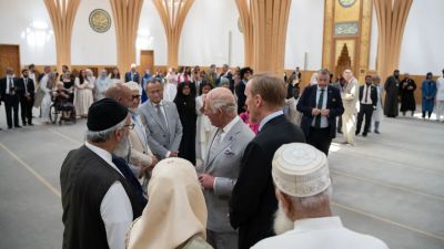 El rey brit�nico visita la primera mezquita ecol�gica de Europa
