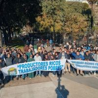 Mientras La Rural celebraba el crecimiento del campo, UATRE expuso a su presidente y a Javier Milei con manifestaciones de los los trabajadores