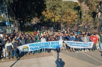 Mientras La Rural celebraba el crecimiento del campo, UATRE expuso a su presidente y a Javier Milei con manifestaciones de los los trabajadores