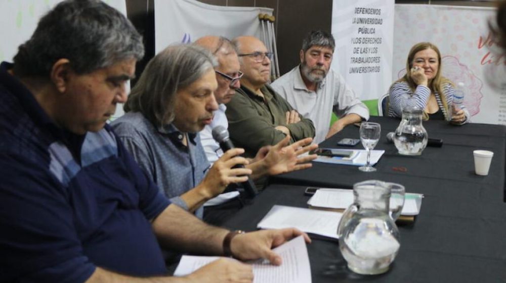Docentes y nodocentes universitarios reclamaron casi 30% de aumento y la defensa del sistema cient�fico