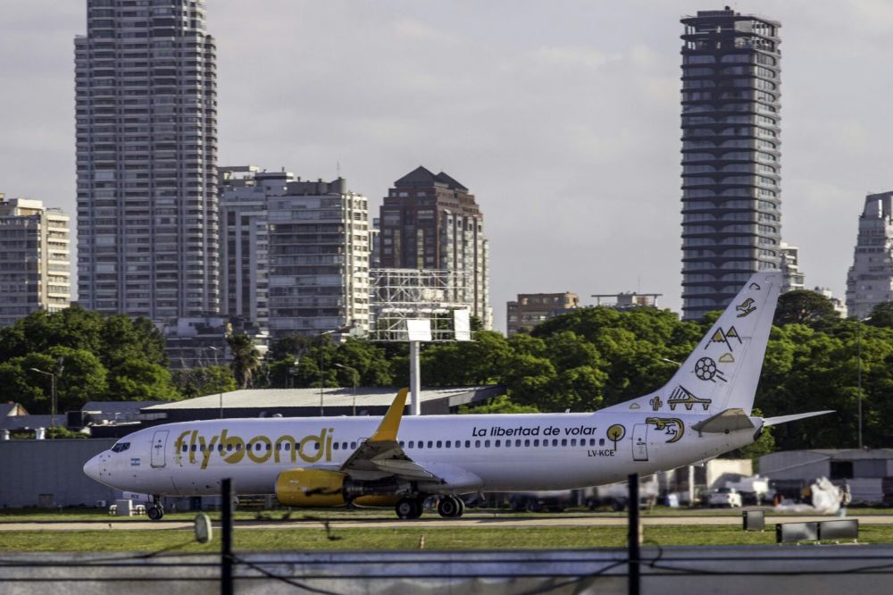 Suspensiones entre los tripulantes y despidos, el panorama laboral de Flybondi se complica mientras se cancelan cientos de vuelos