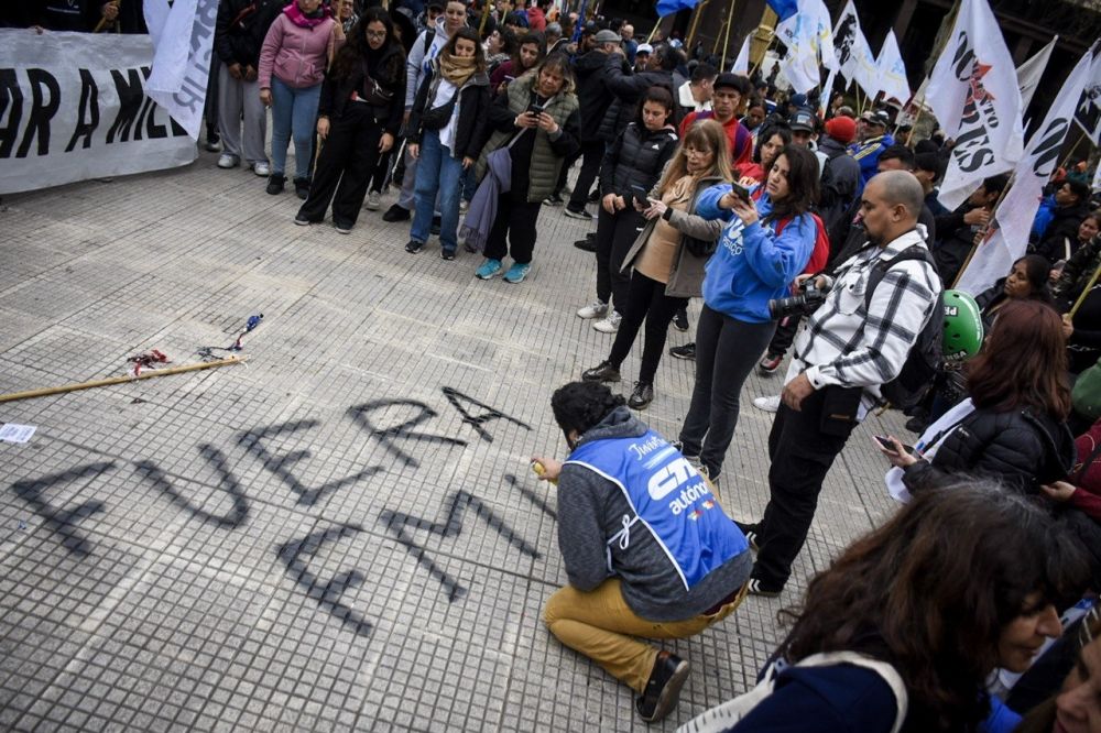 Organizaciones sindicales, sociales y pol�ticas se movilizaron para rechazar a la visita de Georgieva: �Fuera ingleses de Malvinas, fuera FMI de Argentina�