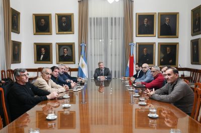 Frigerio se reuni� con los gremios para analizar la crisis de Granja Tres Arroyos