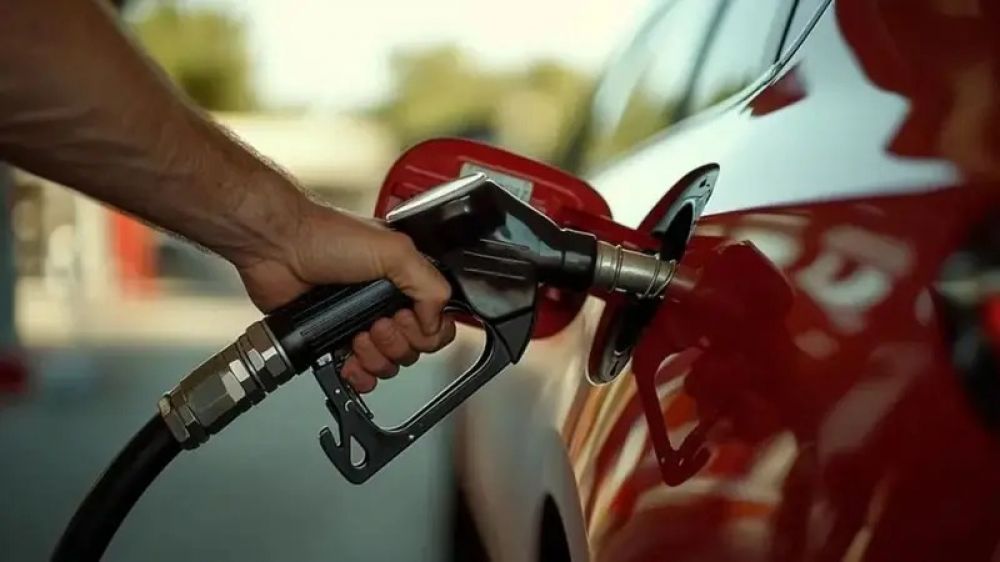 Aumentan los combustibles: Milei volvi� a subir un impuesto que impactar� en el surtidor