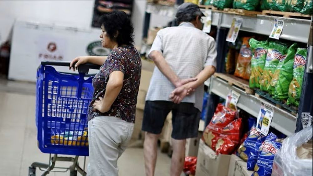 Un informe revel� que el 87,4% de los argentinos asegura que su sueldo perdi� contra la inflaci�n