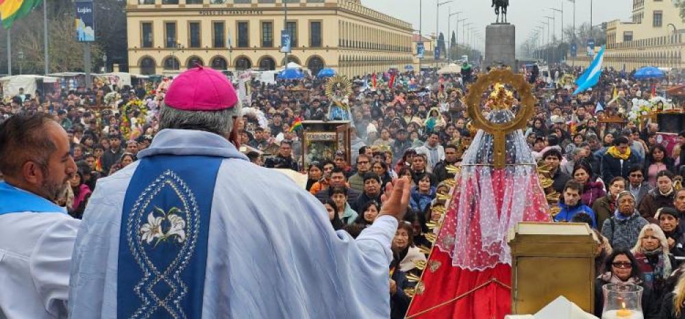 La comunidad boliviana peregrin� a Luj�n en honor de la Virgen de Copacabana