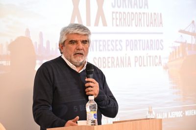 Horas despu�s del fallido decreto que quiso desregularlos, Correa asegur� que �la Provincia defiende el trabajo y la soberan�a sobre puertos y r�os�