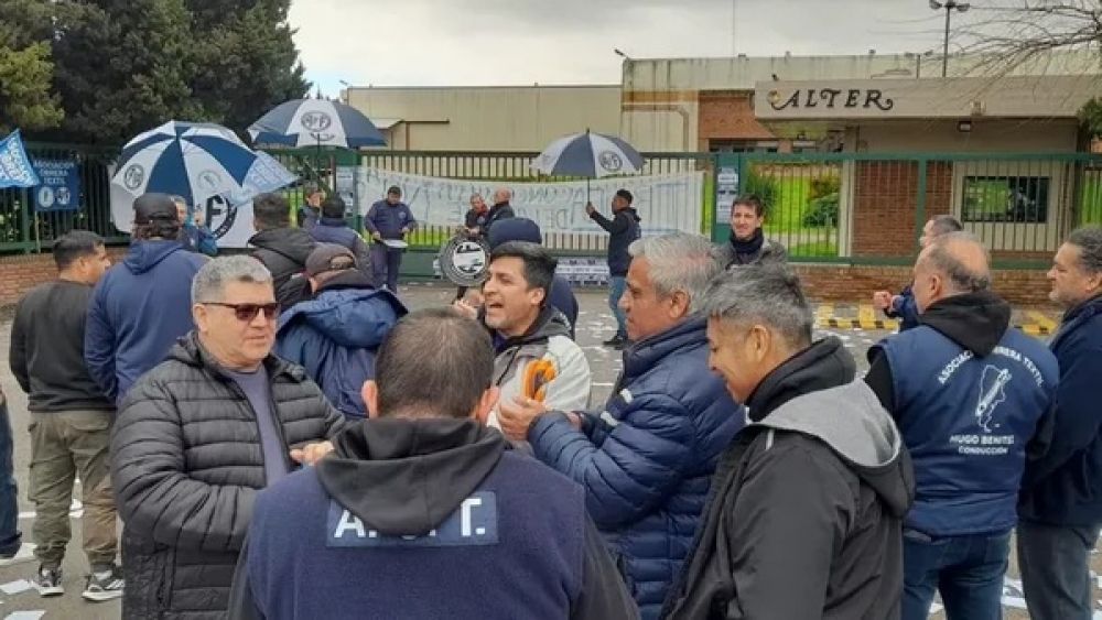 Reclaman la reincorporaci�n de trabajadores despedidos de la f�brica t�xtil Alter de Berazategui