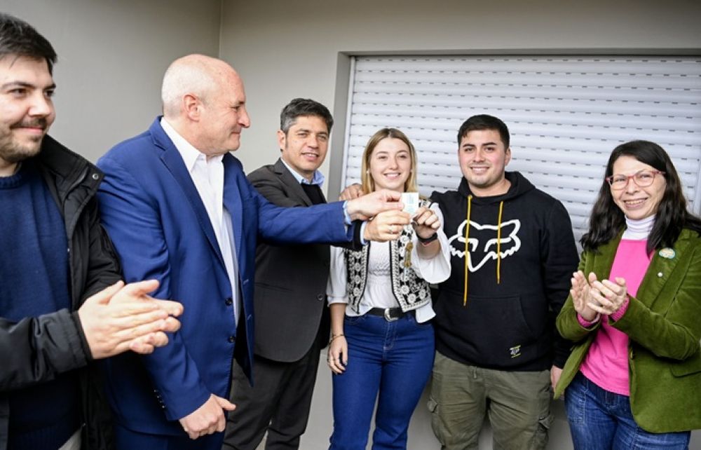 Kicillof entreg� viviendas a familias de General La Madrid