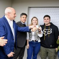 Kicillof entreg� viviendas a familias de General La Madrid