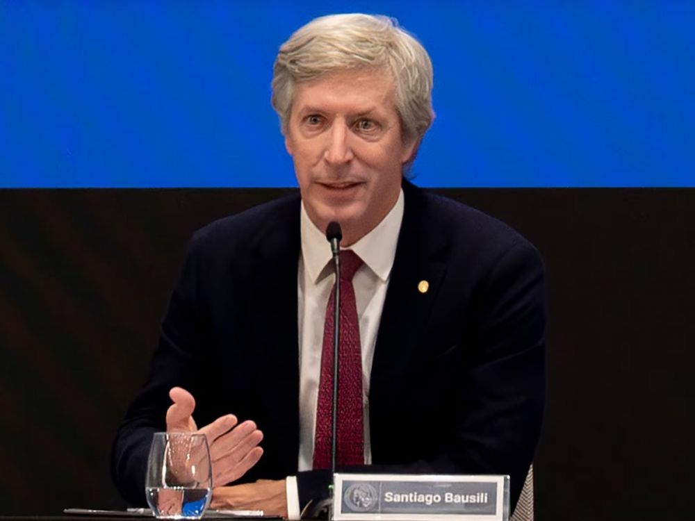 Santiago Bausili sostiene el status quo y advierte que persisten los riesgos para levantar el cepo a las empresas