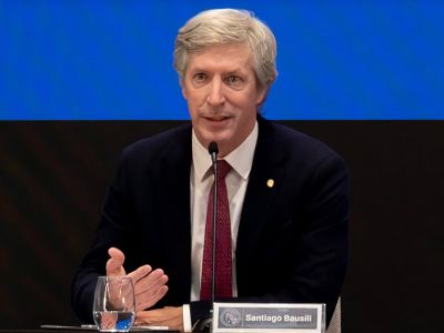 Santiago Bausili sostiene el status quo y advierte que persisten los riesgos para levantar el cepo a las empresas
