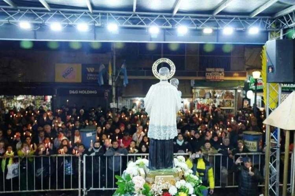 Miles de fieles iniciaron la fiesta de San Cayetano con la apertura del santuario