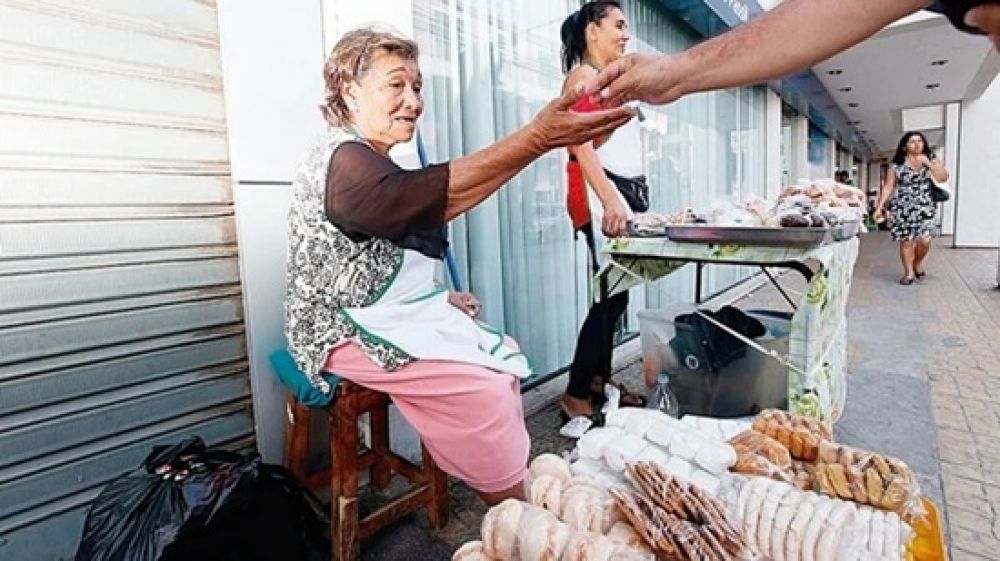 La informalidad laboral crece entre mujeres adultas y j�venes y triplica los niveles de pobreza