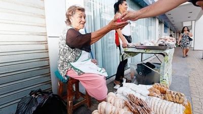 La informalidad laboral crece entre mujeres adultas y j�venes y triplica los niveles de pobreza
