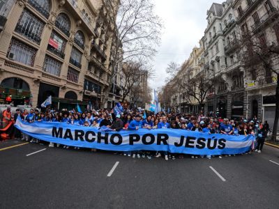 Una multitud colm� ayer las calles porte�as en una hist�rica edici�n de �Marcho por Jes�s�