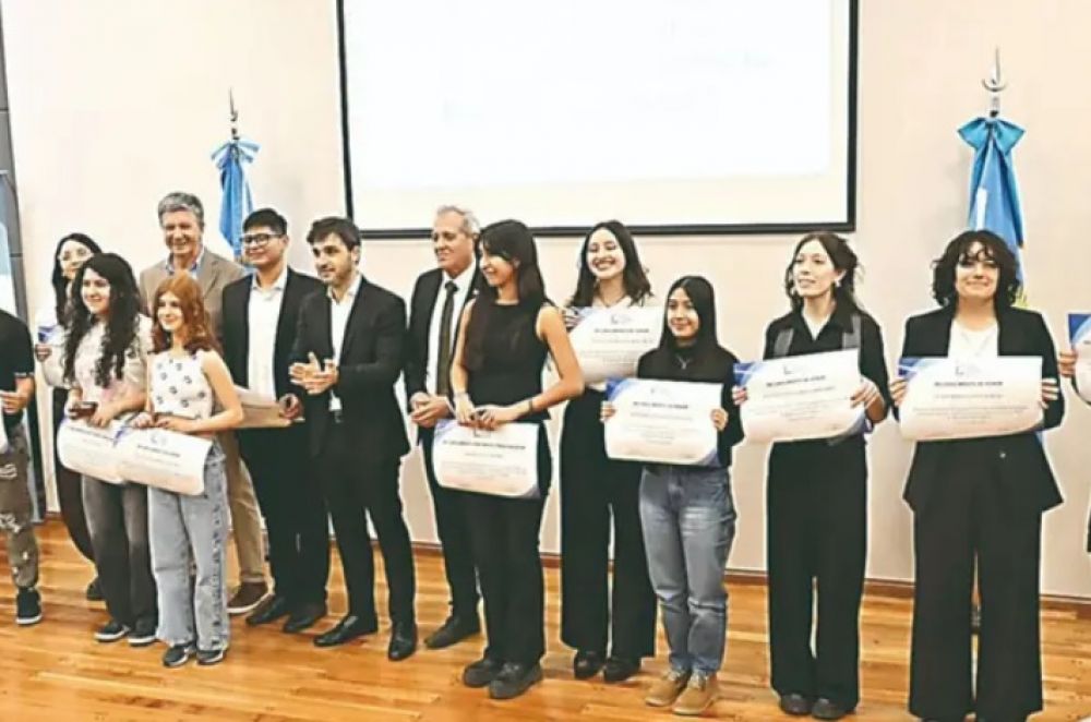 Torres entreg� becas a estudiantes destacados: �Es un orgullo acompa�ar a quienes van a forjar el futuro de Chubut�