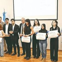 Torres entreg� becas a estudiantes destacados: �Es un orgullo acompa�ar a quienes van a forjar el futuro de Chubut�