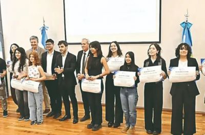 Torres entreg� becas a estudiantes destacados: �Es un orgullo acompa�ar a quienes van a forjar el futuro de Chubut�