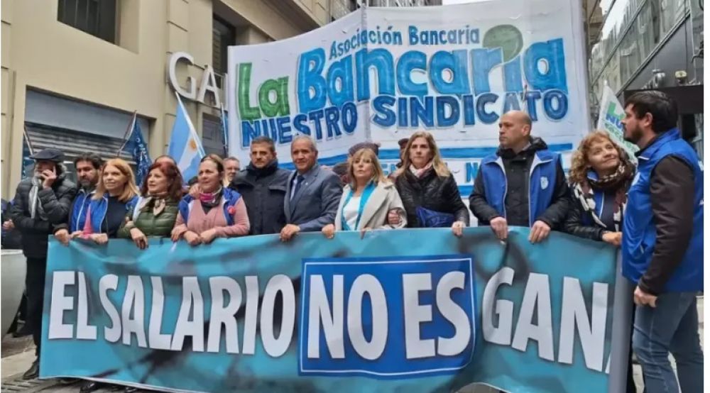 Bancarios volvieron a activar la cl�usula gatillo y el salario inicial ya supera los $2,5 millones