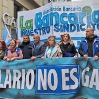 Bancarios volvieron a activar la cl�usula gatillo y el salario inicial ya supera los $2,5 millones