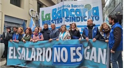 Bancarios volvieron a activar la cl�usula gatillo y el salario inicial ya supera los $2,5 millones